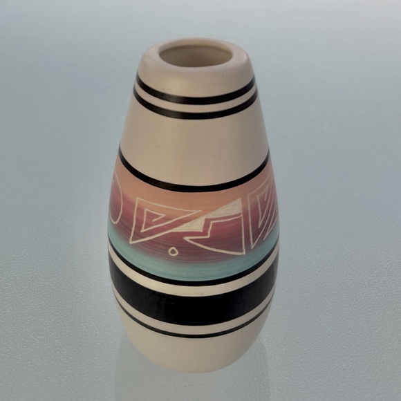 Southwestern Native American Navajo Artisan Signed Small Pottery Vase - Picture 3 of 6